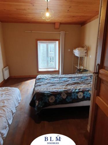 une chambre avec deux lits et une fenêtre dans l'établissement Le grand Skali, à Gréville-Hague