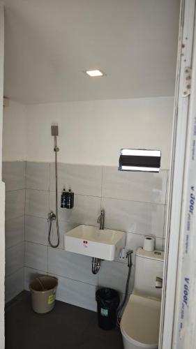 a bathroom with a sink and a toilet at Highland Ridges in Real