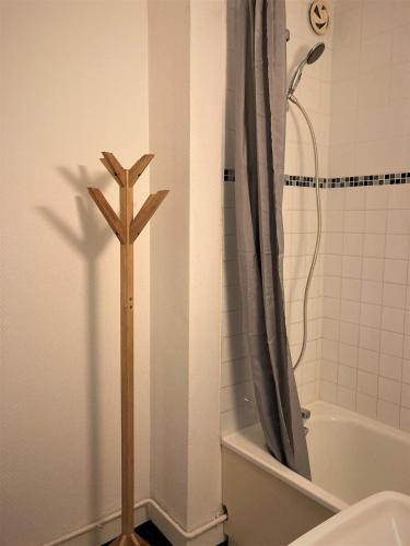 - une salle de bains avec une croix à l'étage, à côté d'une douche dans l'établissement Appartement double 5 à Limoges, à Limoges