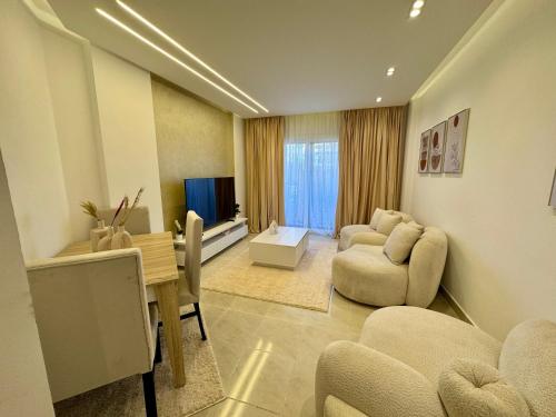 Cozy 2 BDR Apartment In Rehab City