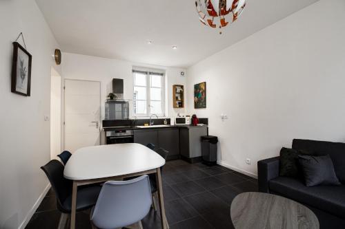 un salon avec un canapé et une table dans l'établissement Sweet-Orbs proche gare, centre ville, à Metz