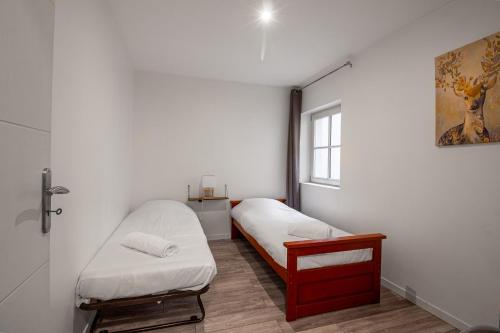 une chambre avec deux lits et une fenêtre dans l'établissement Sweet-Orbs proche gare, centre ville, à Metz