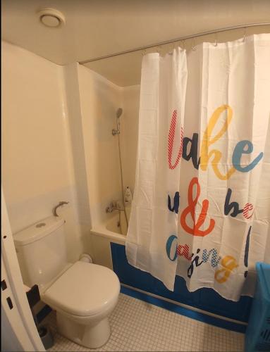 une salle de bain avec toilettes et rideau de douche dans l'établissement TOURS CENTRE St Eloi Giraudeau - logement entier 2 chambres, à Tours