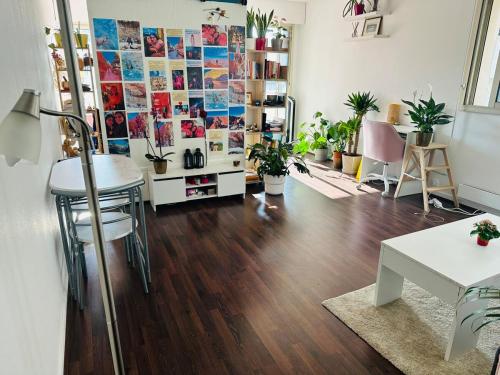 - un salon doté de parquet, d'une table et de chaises dans l'établissement Seine-Side Haven, à Neuilly-sur-Seine