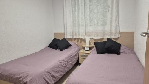 two beds sitting next to each other in a room at Apartamento Giovanni - Marina D'Or in El Borseral