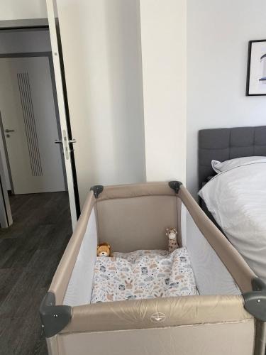 a crib with two teddy bears in it in a bedroom at Modernes Wasserfront Wohnung, Terrasse, Parkplatz in Flörsheim