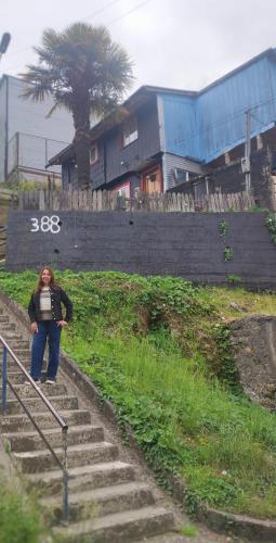 a person walking up some stairs with a camera at casa familiar Roxana con habitaciones individuales privacidad total in Puerto Montt