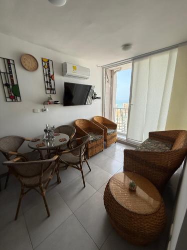 Μια τηλεόραση ή/και κέντρο ψυχαγωγίας στο Beautiful Ocean view apartment