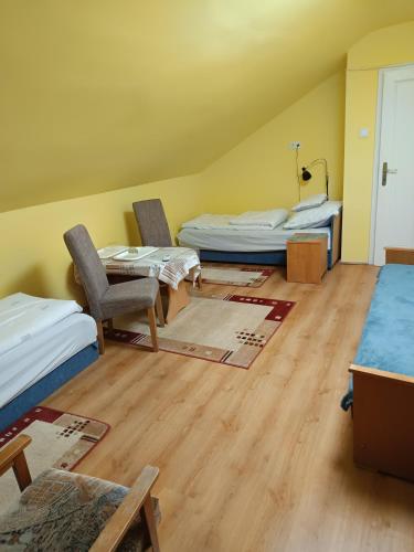 En eller flere senge i et værelse på Dékány vendégház