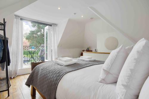 Postel nebo postele na pokoji v ubytování The Coach House Branksome