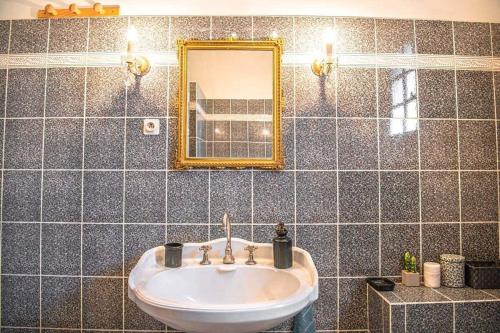 une salle de bain avec un lavabo et un miroir dans l'établissement Maison La Pinède authentique & familiale Vue Mer, à Ensuès-la-Redonne