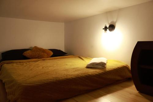 une chambre avec un lit et une lumière sur le mur dans l'établissement Appartement Cosy Centre Nice, à Nice