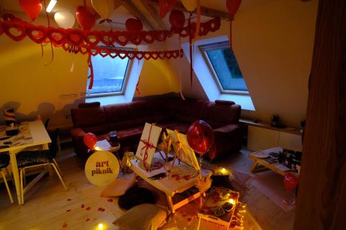 a living room with a couch and a table with balloons at Pyramida pod Lysou s vířivkou in Frýdlant nad Ostravicí