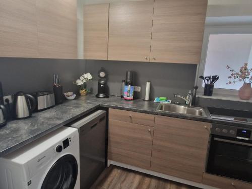 ครัวหรือมุมครัวของ Neues Ferienhaus an der Ostsee mit Sauna,Kamin und Garten