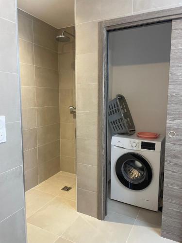 une machine à laver dans une salle de bain avec douche dans l'établissement Apartment 1 Favone, beach 100m away, à Conca