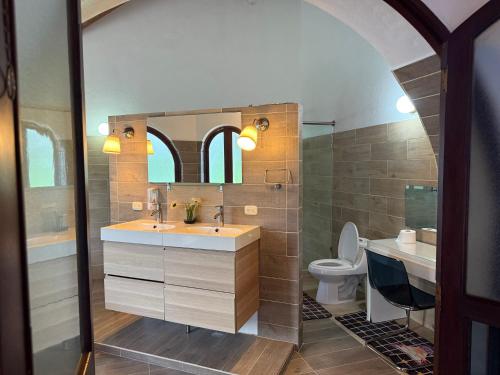 een badkamer met een wastafel en een toilet bij Villas for Vacation 32-18-6 in Sosúa