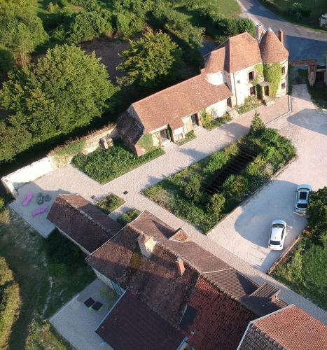 - une vue sur une maison avec allée dans l'établissement Fleur de Champagne - Gîte Garden, à Saudoy