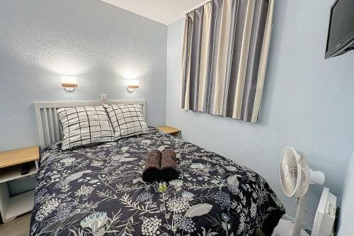 une chambre avec un lit avec un animal en peluche dessus dans l'établissement Le Panorama - Seafront - Swimming pool - Car park, à Cannes