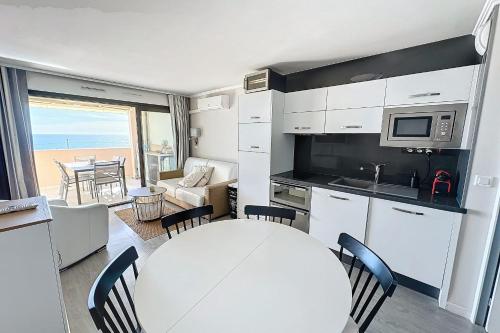 une cuisine, une salle à manger avec une table et une chambre avec vue dans l'établissement Le Panorama - Seafront - Swimming pool - Car park, à Cannes