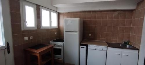 une cuisine avec un réfrigérateur blanc et un évier dans l'établissement Montreuil en duplex, à Montreuil