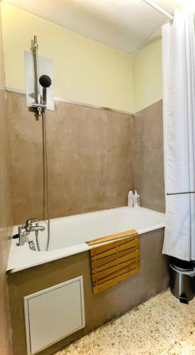 une salle de bain avec baignoire et douche dans l'établissement magnifique appartement