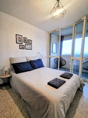 une chambre avec un grand lit avec une grande fenêtre dans l'établissement magnifique appartement