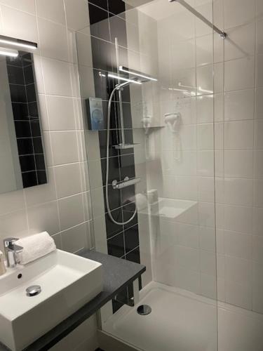 Koupelna v ubytování Cit'Hotel Le Chêne Vert