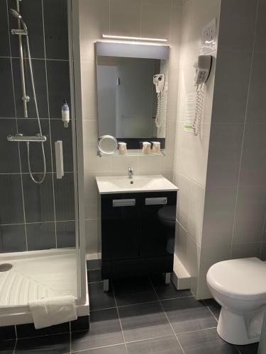 Koupelna v ubytování Cit'Hotel Le Chêne Vert