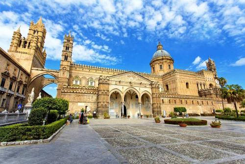 a large stone building with a dome on top at Loft le dueffe al capo in Palermo