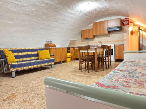 een woonkamer met een bank en een tafel bij Dimora Del Corallo in Gallipoli