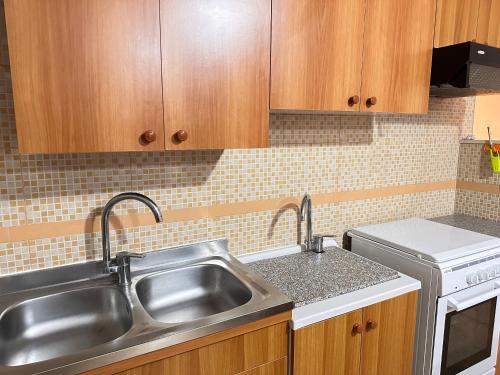 een keuken met een roestvrijstalen wastafel en een vaatwasser bij Dimora Del Corallo in Gallipoli