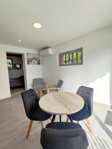 une salle à manger avec une table et des chaises dans l'établissement studio avec terrasse et parking privatif, à Courthézon