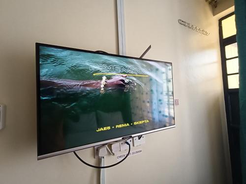 Un televisor de pantalla plana colgado en una pared en Comfort and Calm Stays in Kinoo, en Rungiri