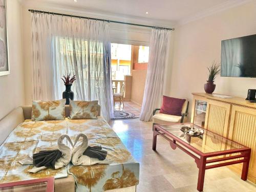 ein Wohnzimmer mit Sofa und Tisch in der Unterkunft Best4U Nautico in San Miguel de Abona