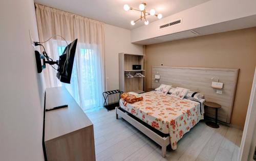 een slaapkamer met een bed en een ladekast erin bij GS Apartments Tropea in Tropea