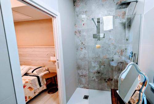 een kleine badkamer met een douche en een bed bij GS Apartments Tropea in Tropea