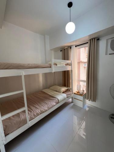 เตียงในห้องที่ LUCKY 7 Suites