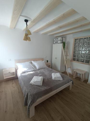 a bedroom with a bed with two towels on it at Apartamento Rural Otxalanta in Ancín