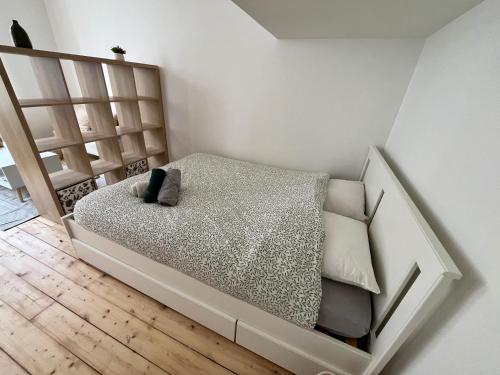 - une petite chambre avec un lit et des étagères dans l'établissement Lumières et Nature - 362, à Rouen