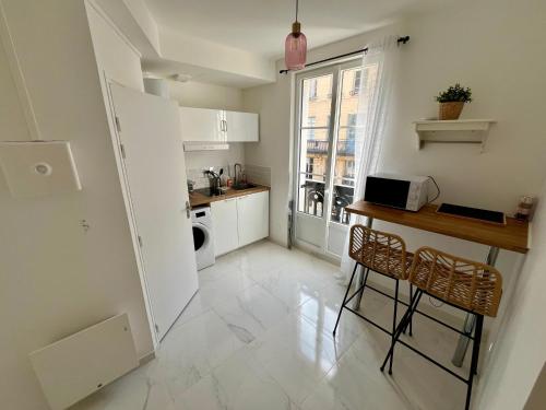 une petite cuisine avec un comptoir et un évier dans l'établissement Lumières et Nature - 362, à Rouen