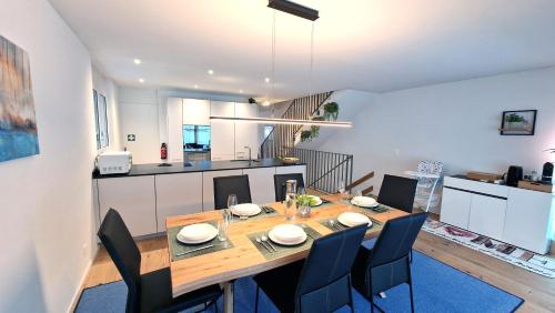 a dining room and kitchen with a table and chairs at Mountainside Homestay in Spiez by Menbergs Harmony Homestay in Spiez