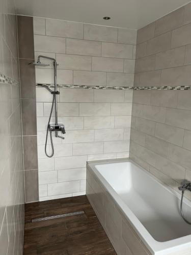 Bilik mandi di Ferienwohnung Eisenach Meyer