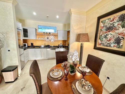 eine Küche und ein Esszimmer mit einem Holztisch und Stühlen in der Unterkunft Best4U Nautico in San Miguel de Abona