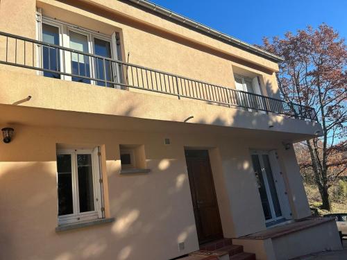 Balkoni atau teres di Maison avec piscine