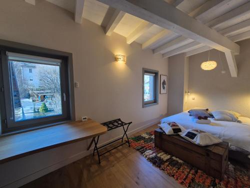 une chambre avec un grand lit et une fenêtre dans l'établissement Plein centre ville, Sublime appartement avec terrasse - Bourg Saint Maurice, à Bourg-Saint-Maurice
