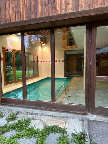 - une piscine dans une maison avec fenêtres dans l'établissement Appartement Samoëns, à Samoëns