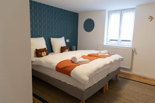 - une chambre dotée d'un grand lit avec deux ours en peluche dans l'établissement L'Orée des Thermes, à Niederbronn-les-Bains