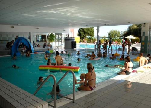 un groupe de personnes dans une piscine dans l'établissement L'Orée des Thermes, à Niederbronn-les-Bains