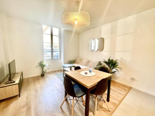 un salon avec une table et un canapé dans l'établissement Le Petit Luberon WiFi Fibre, à Cavaillon