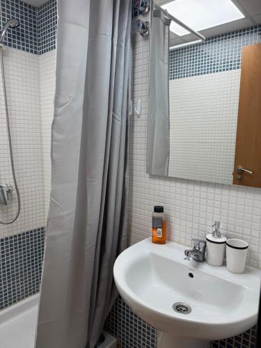 a bathroom with a sink and a shower with a mirror at Apartmán se 2 ložnicemi in Isla del Fraile